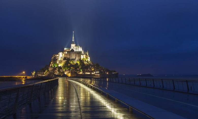 Mt St Michel- Fußgängerbrücke in der Nacht