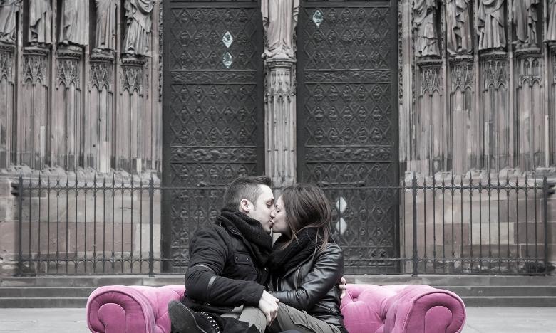 Kuss vor der Kathedrale