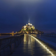 Mt St Michel- Fußgängerbrücke in der Nacht