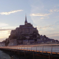 Neue Stelzenbrücke zum Mont St Michel